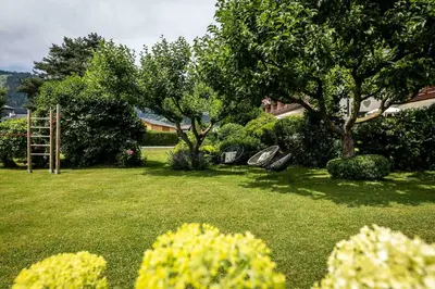 Ein Garten an der Unterkunft Pension Kreuzer