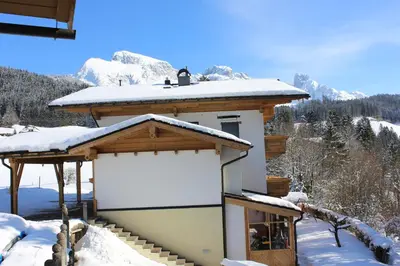 Ein allgemeiner Bergblick oder ein Berglick von des Privatzimmers aus
