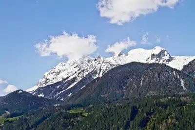 Ein allgemeiner Bergblick oder ein Berglick von der Ferienwohnung aus