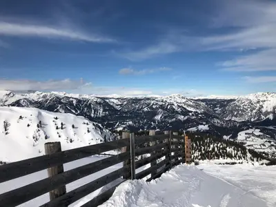 Ein allgemeiner Bergblick oder ein Berglick von der Pension aus