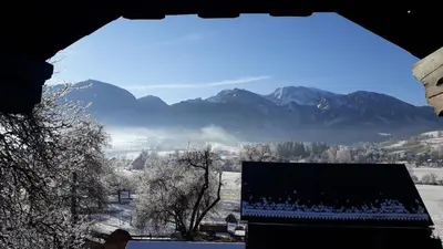 Ein allgemeiner Bergblick oder ein Berglick von des Bauernhofs aus