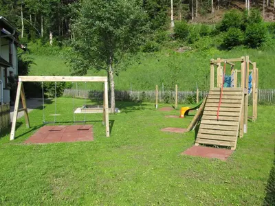 Ein Kinderspielbereich in der Unterkunft Ferienhaus Waldsicht
