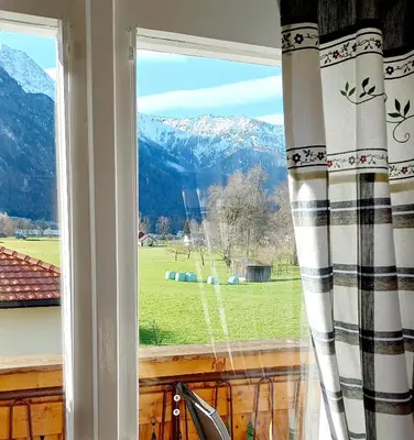 Ein allgemeiner Bergblick oder ein Berglick von der Ferienwohnung aus