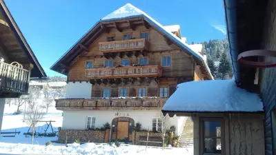 Das Gebäude in dem sich der Bauernhof befindet