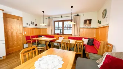 Ein Sitzbereich in der Unterkunft Landhaus Försterlisl
