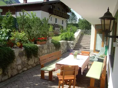 Ein Garten an der Unterkunft Landhaus Försterlisl