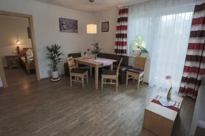 Ein Sitzbereich in der Unterkunft Appartments am Esslgut