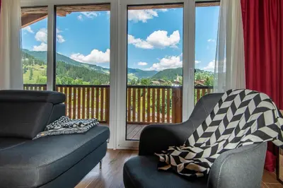 Ein allgemeiner Bergblick oder ein Berglick von des Aparthotels aus