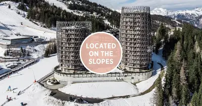 Ein allgemeiner Bergblick oder ein Berglick von des Aparthotels aus