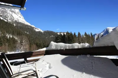 Ein allgemeiner Bergblick oder ein Berglick von des Chalets aus