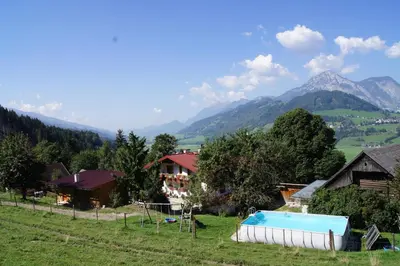 Ein allgemeiner Bergblick oder ein Berglick von der Ferienwohnung aus
