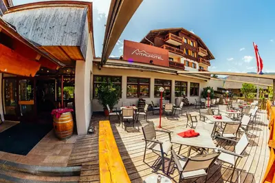Ein Restaurant oder anderes Speiselokal in der Unterkunft Escape 18 - Pool & Sauna - 10 min to Hallstatt