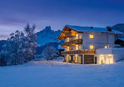 Ein allgemeiner Bergblick oder ein Berglick von der Ferienwohnung aus