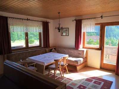 Ein Sitzbereich in der Unterkunft Haus Bergquell