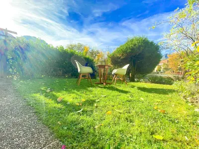 Ein Garten an der Unterkunft Haus Traun-Ufer - Riverside Townhouse