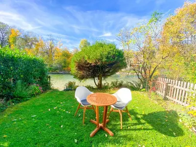 Ein Garten an der Unterkunft Haus Traun-Ufer - Riverside Townhouse