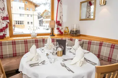 Ein Restaurant oder anderes Speiselokal in der Unterkunft Hotel Tauernblick