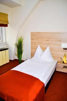 Ein Bett oder Betten in einem Zimmer der Unterkunft Gasthaus-Pension Schwarzer Graf
