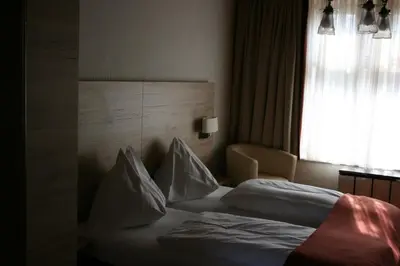 Ein Bett oder Betten in einem Zimmer der Unterkunft Gasthaus-Pension Schwarzer Graf