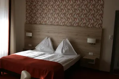 Ein Bett oder Betten in einem Zimmer der Unterkunft Gasthaus-Pension Schwarzer Graf