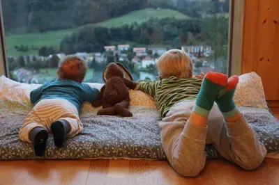 Kinder, die in der Unterkunft Panorama Apartment Bauernhof Mandl übernachten