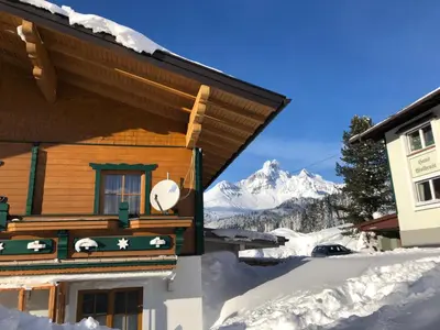 Ein allgemeiner Bergblick oder ein Berglick von der Pension aus