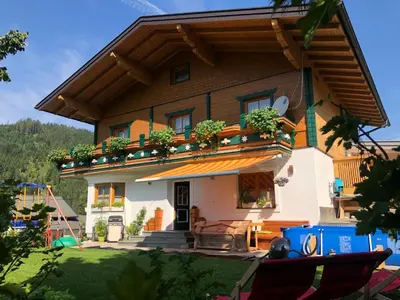 Ein Garten an der Unterkunft Haus Waldrast