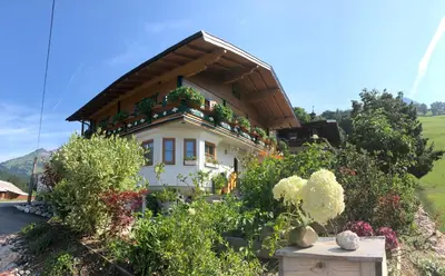 Ein Garten an der Unterkunft Haus Waldrast