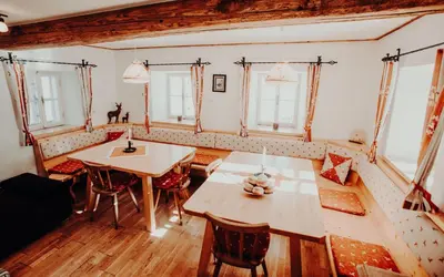 Ein Sitzbereich in der Unterkunft Stegerhütte