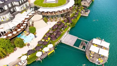 Blick auf einen Fluss in der Nähe des Hotels