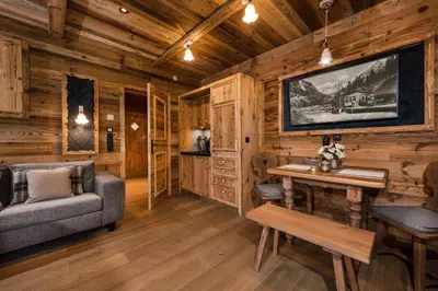 Ein Sitzbereich in der Unterkunft MONDI Chalets am Grundlsee