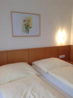 Ein Bett oder Betten in einem Zimmer der Unterkunft Leonsteinerhof