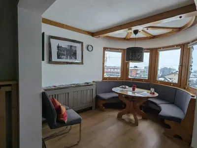 Ein Sitzbereich in der Unterkunft Haus Alpenglühn