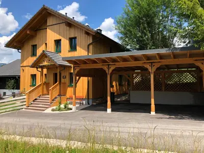Das Gebäude in dem sich die Ferienwohnung befindet