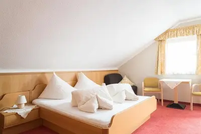 Ein Sitzbereich in der Unterkunft Gasthof Edelbrunn
