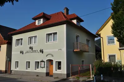 Das Gebäude in dem sich das Gasthaus befindet