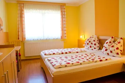 Ein Bett oder Betten in einem Zimmer der Unterkunft Gästehaus Geigenbauer