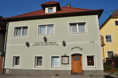 Das Gebäude in dem sich das Gasthaus befindet