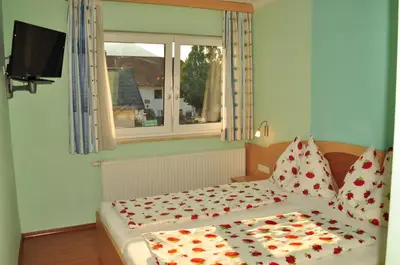 Ein Bett oder Betten in einem Zimmer der Unterkunft Gästehaus Geigenbauer
