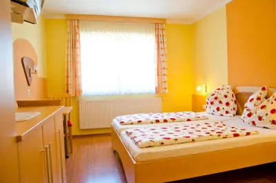 Ein Bett oder Betten in einem Zimmer der Unterkunft Gästehaus Geigenbauer