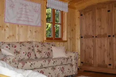 Ein Sitzbereich in der Unterkunft Wohnen am See Villa Schrötter direkt am Traunsee