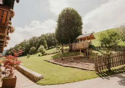 Ein Garten an der Unterkunft HOFERHOF Schladming -Dachstein