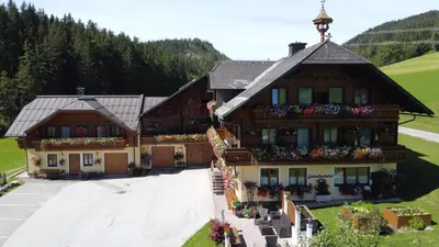 Ein allgemeiner Bergblick oder ein Berglick von der Pension aus