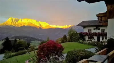 Ein allgemeiner Bergblick oder ein Berglick von der Ferienwohnung aus