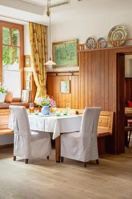 Ein Sitzbereich in der Unterkunft Hotel Gasthof König