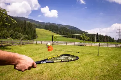 Ein allgemeiner Bergblick oder ein Berglick von des Bauernhofs aus