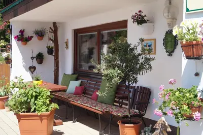 Ein Garten an der Unterkunft Haus Latschenheim