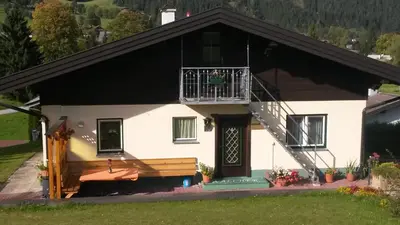 Das Gebäude in dem sich die Ferienwohnung befindet