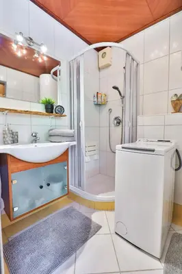 Ein Badezimmer in der Unterkunft Winzig Apartment
