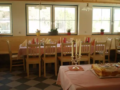 Ein Restaurant oder anderes Speiselokal in der Unterkunft Gasthof-Pension Strassreith